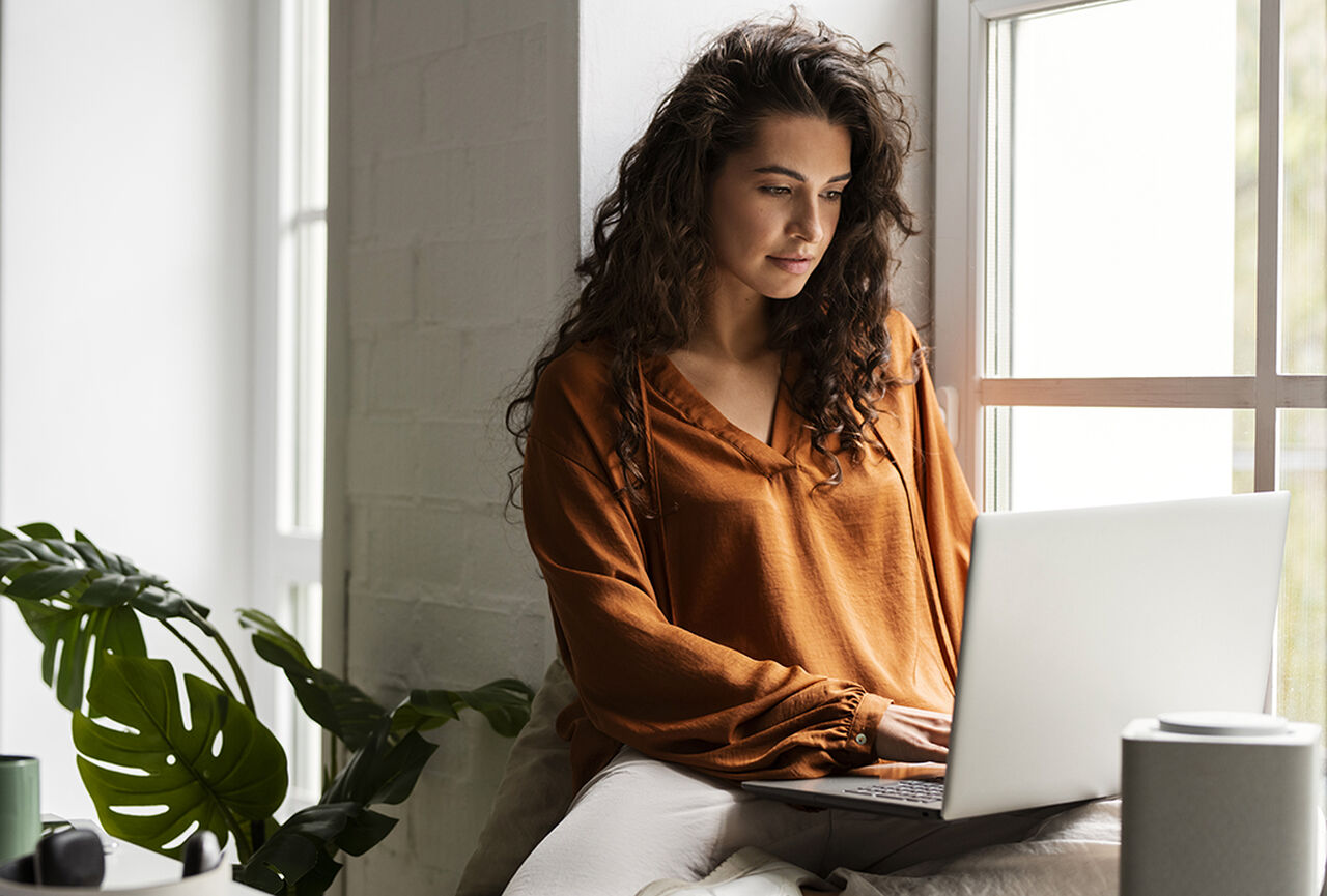 Une femme sur son ordinateur