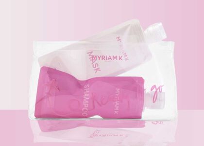 On part en vacances avec Myriam K ! Une trousse de voyage offerte dès 2 produits achetés*.