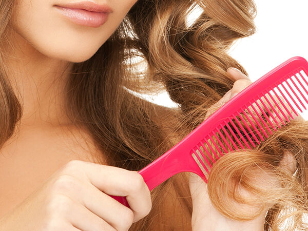 Démêler ses cheveux avec le démêlant Kerasoin Démêler ses cheveux avec le démêlant Kerasoin