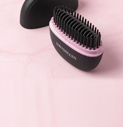 Compacte, sans fil et facile &agrave; transporter, la mini brosse chauffant XOXO Swissliss accompagne toutes vos retouches coiffure !