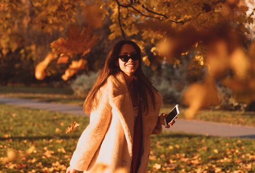 Chute de cheveux en automne : pourquoi et que faire ?