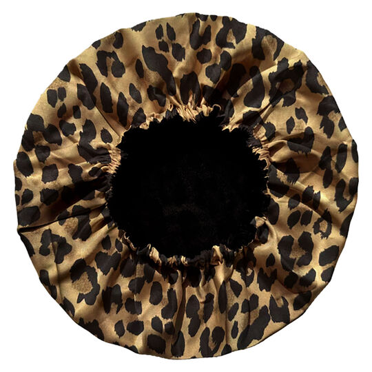 Charlotte en satin noir et l&eacute;opard