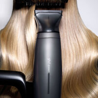 S&egrave;che cheveux Speed avec trousse et spray volume noir mat